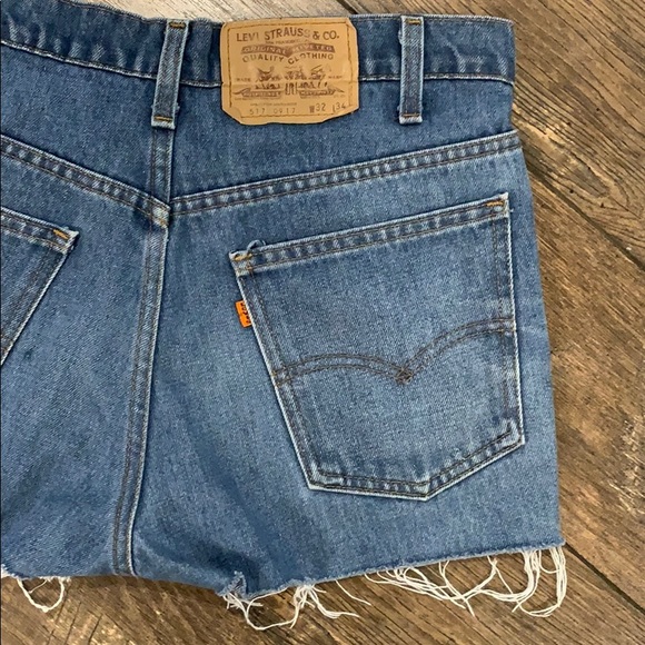 Levi’s Distressed Cut Off Jean Shorts - Picture 3 of 7